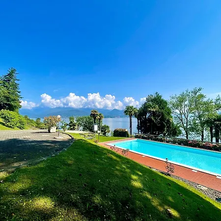 Dom wakacyjny Elegant & Comfortable Modern With Swimming Pool Stresa