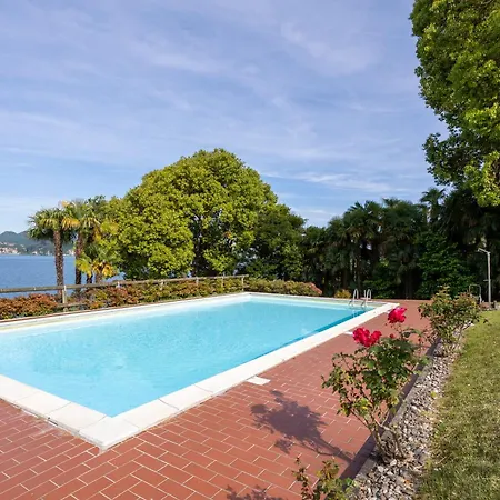 Dom wakacyjny Elegant & Comfortable Modern With Swimming Pool Stresa