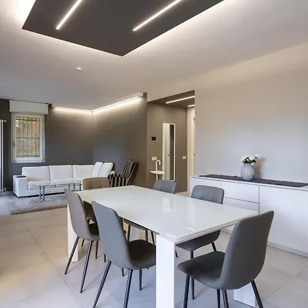 Dom wakacyjny Elegant & Comfortable Modern With Swimming Pool Stresa