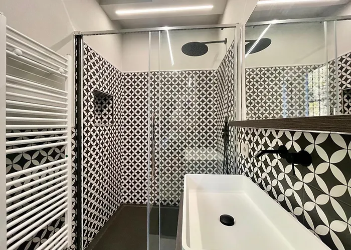 Elegant & Comfortable Modern With Swimming Pool Сasa de vacaciones Stresa